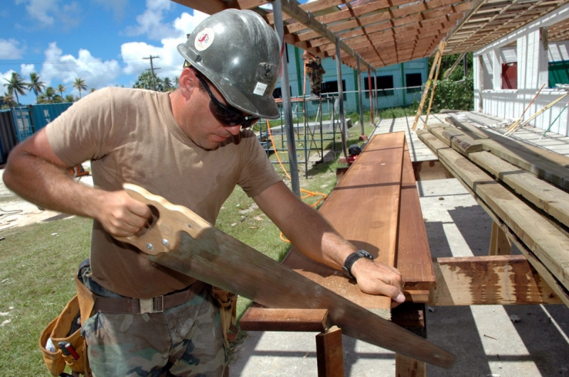 menuisier-PIERLAS-min_worker_construction_building_carpenter_male_job_build_helmet-893290